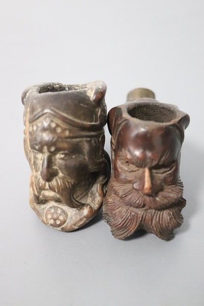DEUX FOYERS DE PIPES en bois sculpté représentant...